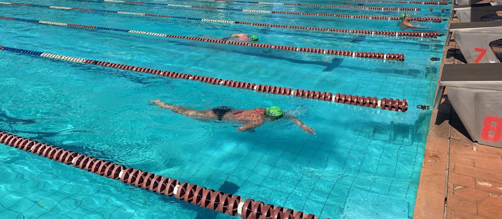 Nadadores participam de prova com 25 horas de duração em Maringá