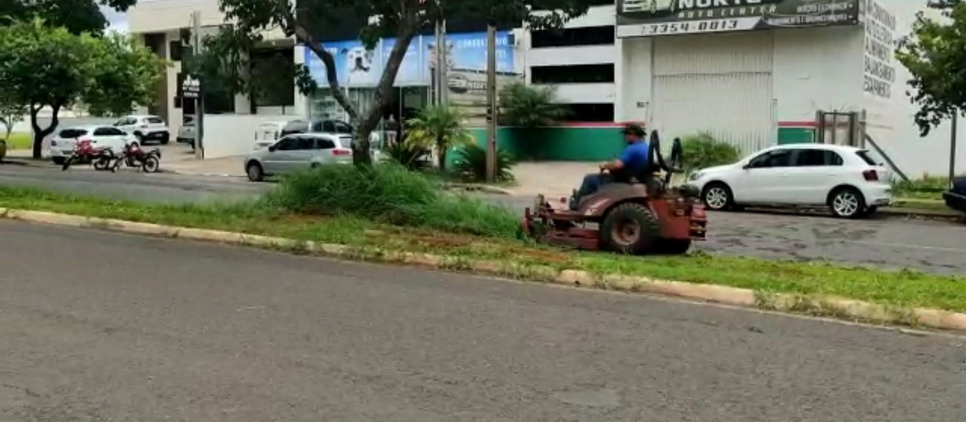 Sem contrato, empresa é vista roçando canteiros em Maringá