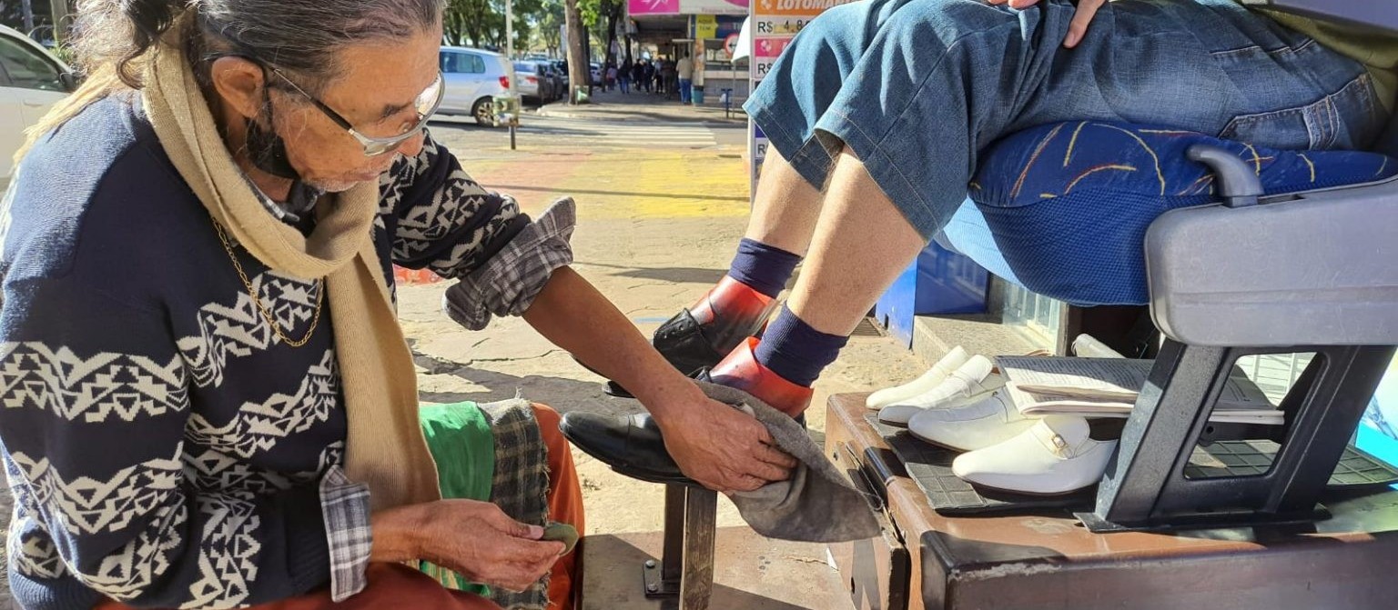 Conheça a história de ‘Baianinho’, engraxate há 57 anos em Maringá