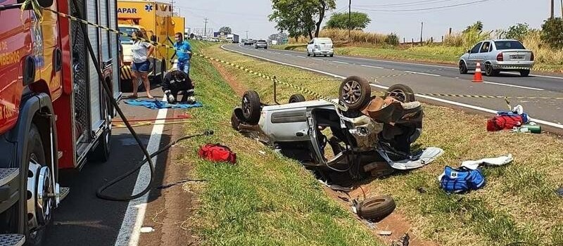 Carro capota na BR-376, em Maringá, e deixa quatro feridos