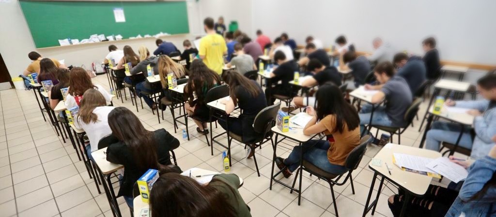 Quatro alunos são expulsos de centro universitário em Maringá