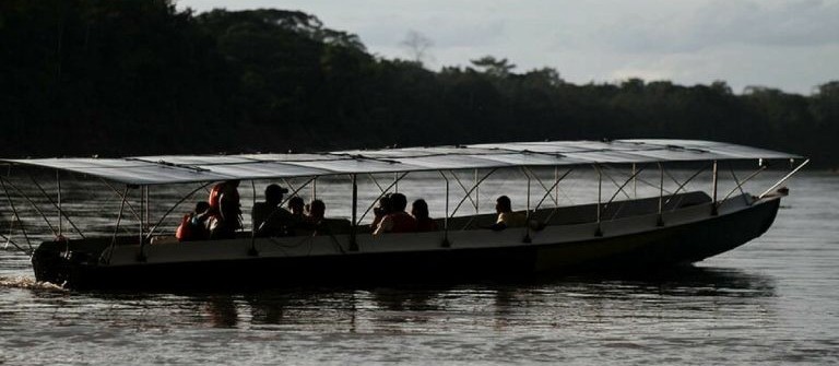 Canoa solar ajuda comunidade a navegar sem gasolina na Amazônia
