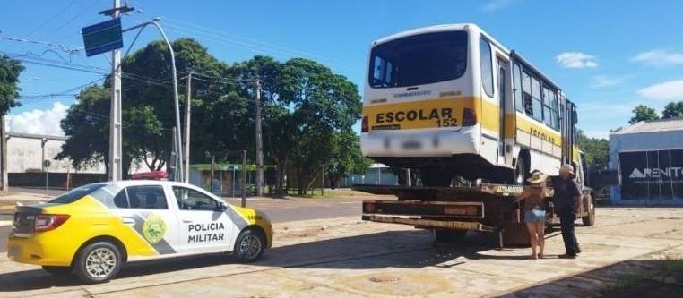 Polícia cumpre mandado de penhora e apreende micro-ônibus escolar