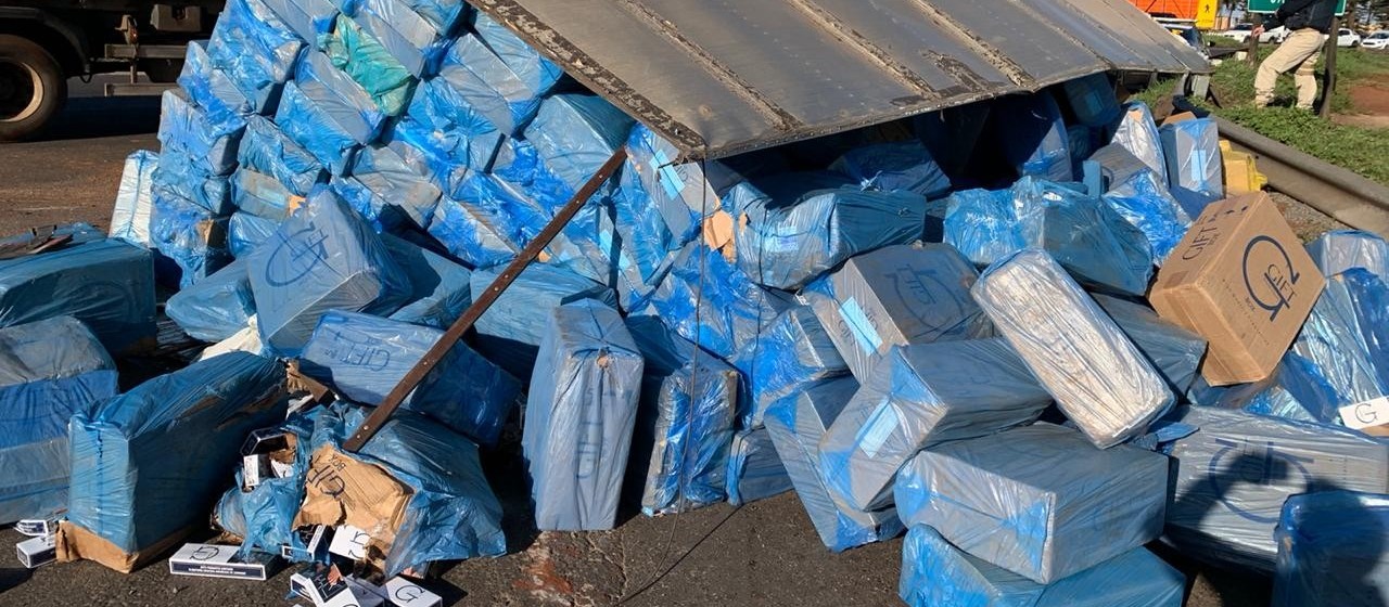 Carreta carregada de cigarros contrabandeados tomba na rotatória do Catuaí