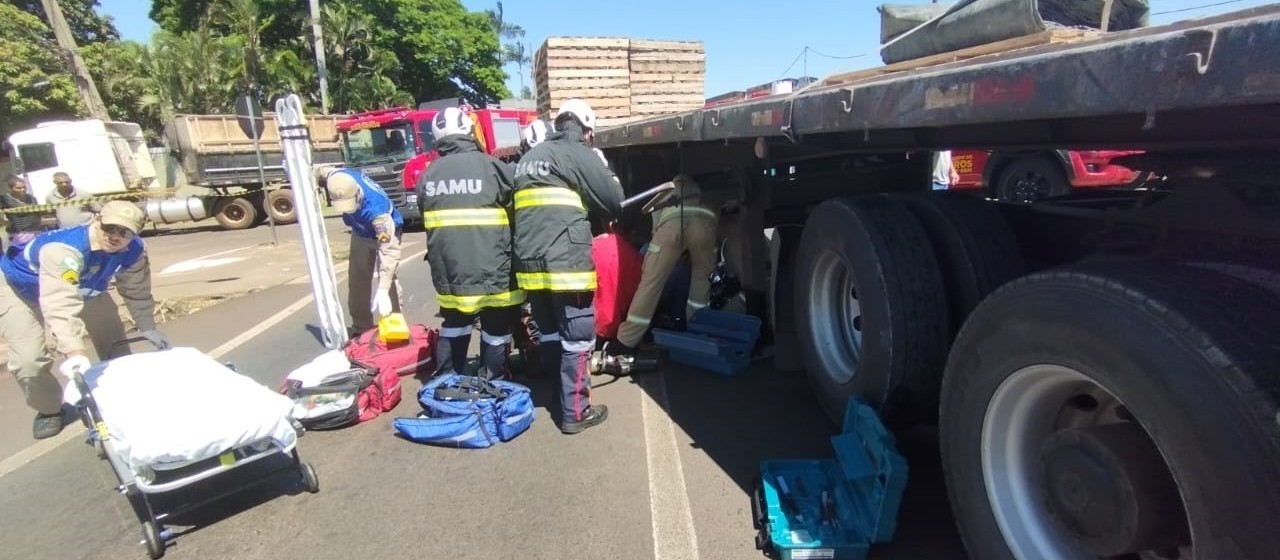 Motociclista fica preso embaixo de caminhão na BR-376