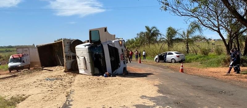 Caminhão carregado com areia tomba e motorista fica ferido na PR-317