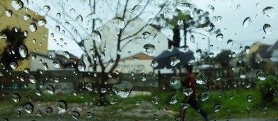 Tempestade de raios e granizo provoca estragos em Maringá