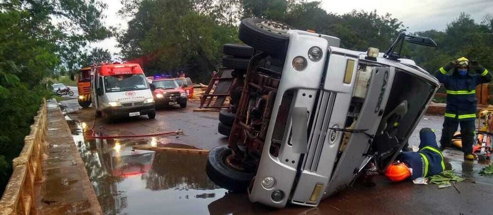 Caminhão tomba e motorista fica ferido na PR-180