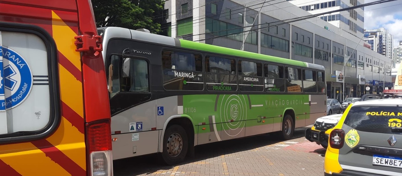 Acidente entre ônibus e viatura da PM é registrado no centro de Maringá