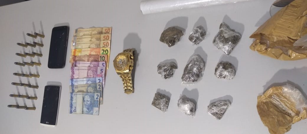 Mãe colabora com polícia para prisão de filho por tráfico de drogas