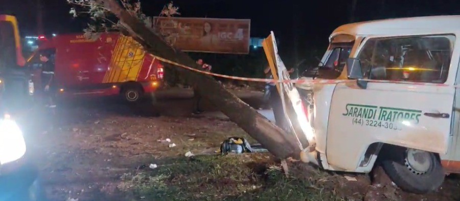 5 trabalhadores ficam feridos após Kombi bater contra árvore na Avenida Morangueira, em Maringá