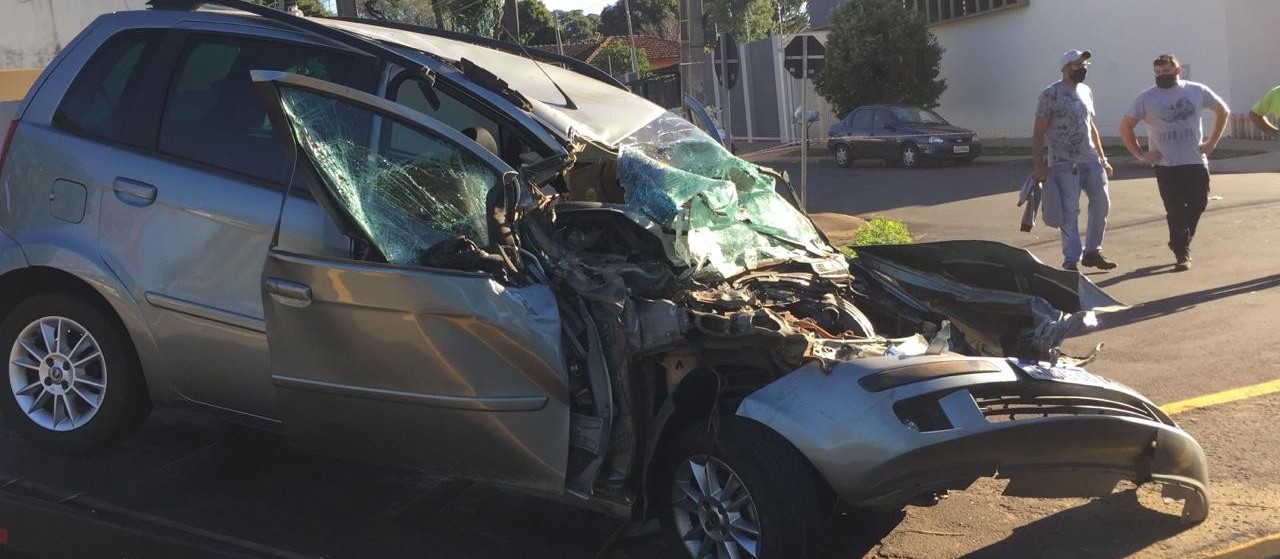 Carro bate em caminhão da Semusp e passageira fica ferida