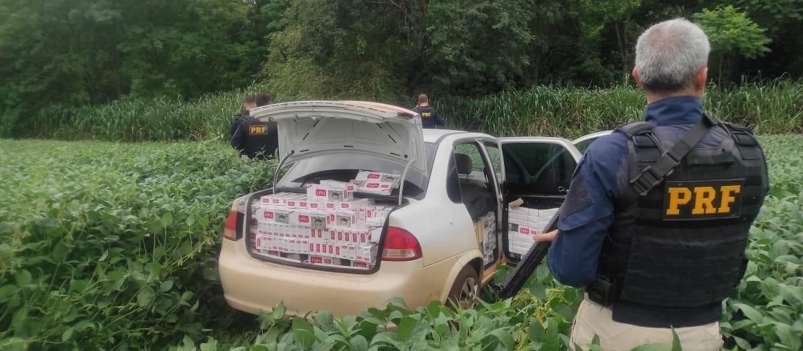 Polícia apreende veículo com placas de Maringá abarrotado de cigarros contrabandeados do Paraguai