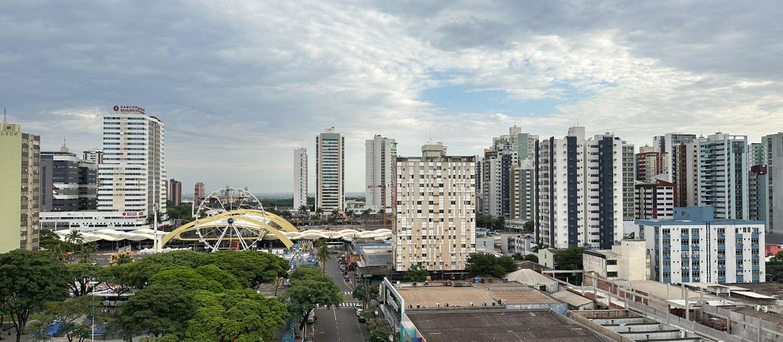 Segunda-feira (1°) será de tempo abafado e chance de chuva em Maringá