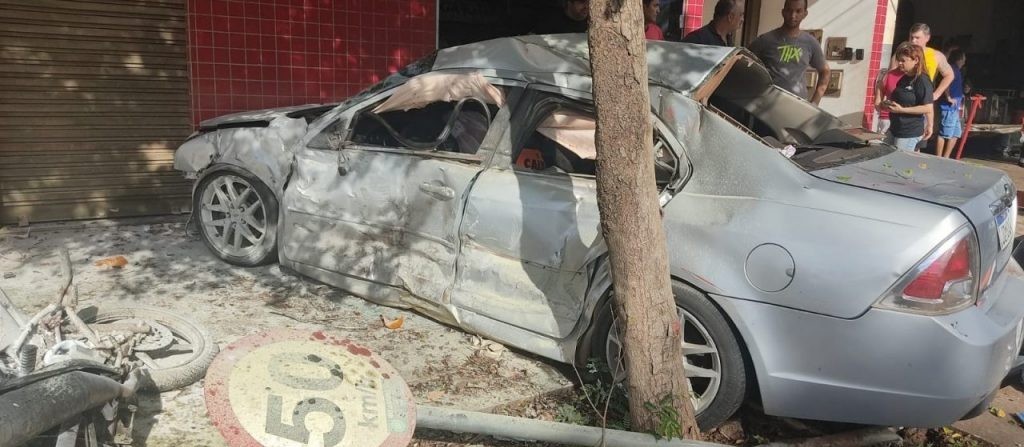 Polícia vai apurar possível ‘racha’ de motorista que colidiu contra 4 veículos em Maringá