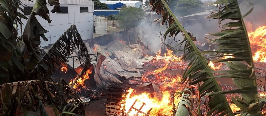 Marcenaria é destruída por incêndio em Maringá
