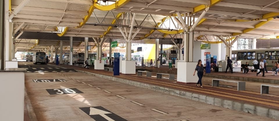 Fechamento de comércio altera fluxo no terminal urbano