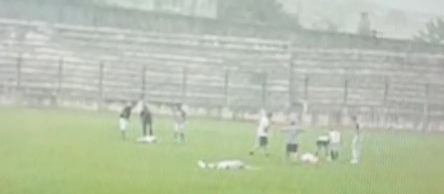 Santo Antônio da Platina: jogador de futebol morre atingido por raio durante partida 