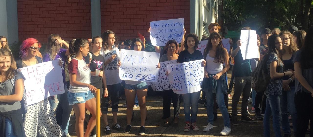 Estudantes querem punição mais severa para professores acusados de assédio