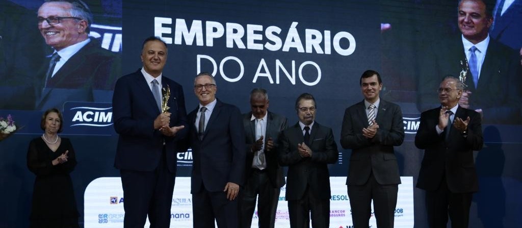 Dirley Ricci recebe o prêmio 'Empresário do Ano'
