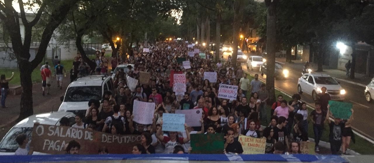 Segundo protesto do mês em apoio à educação reúne centenas de pessoas