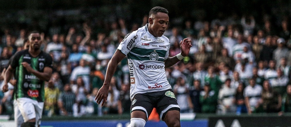 Maringá FC sofre novo ‘apagão’, leva virada do Coritiba e fica com o vice-campeonato
