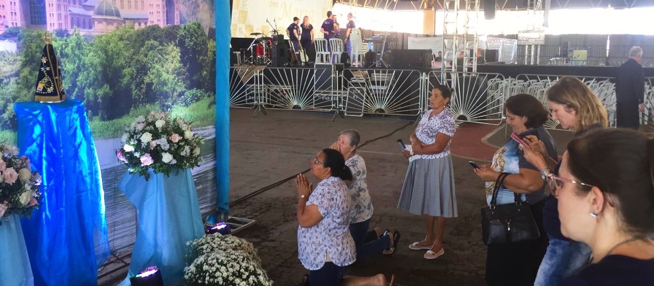 Cenáculo com Maria atrai fiéis de Maringá e região