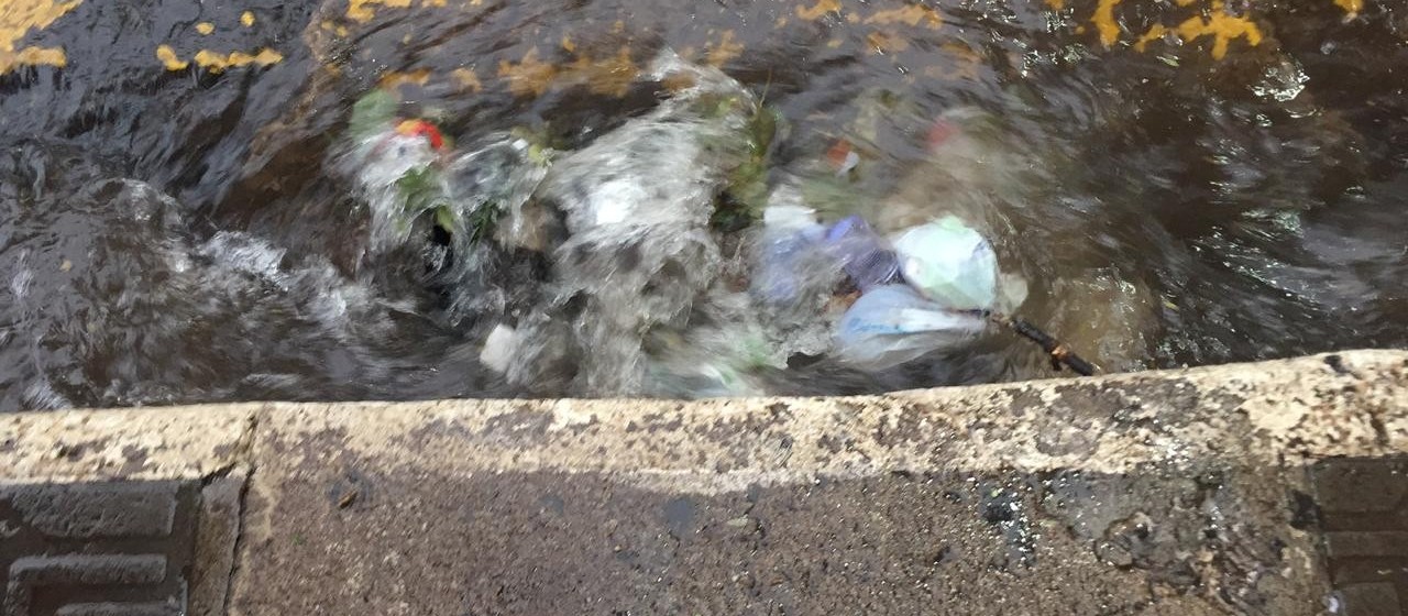 Chuva arrasta lixo e entope bueiros