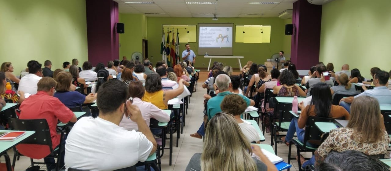 Diretores de escolas recebem orientação sobre como agir