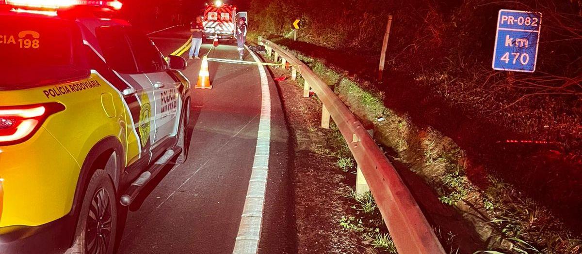 Motociclista morre ao bater moto em defensa metálica