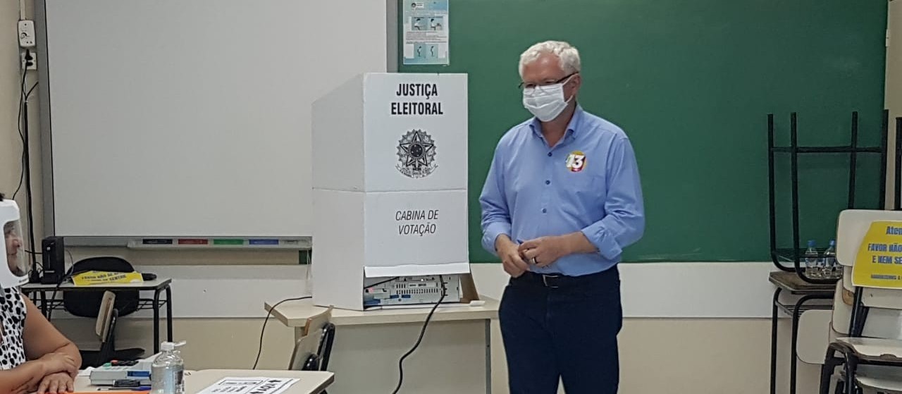 Carlos Mariucci vota na Escola Tuiuti