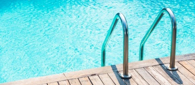 Idosa é socorrida em piscina e morre, em Maringá