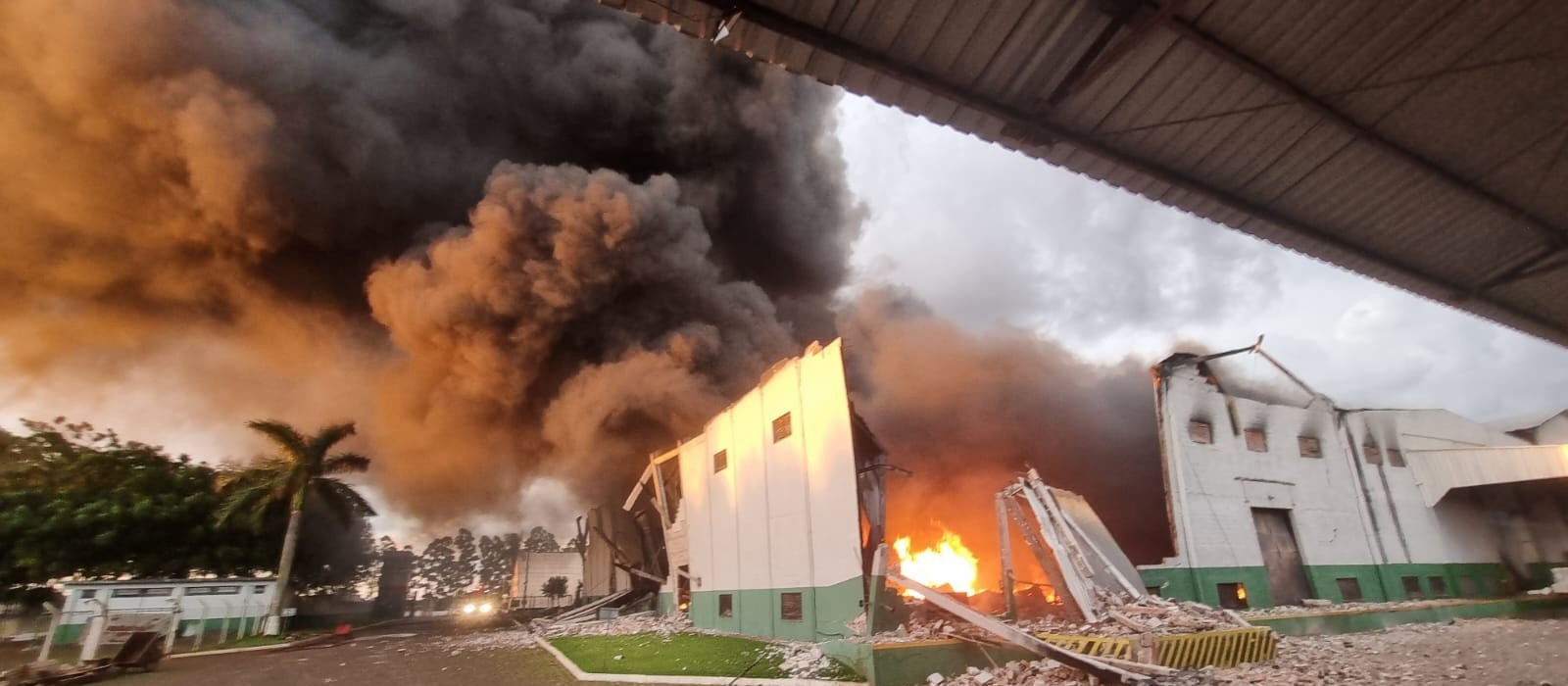 Bombeiros trabalham no rescaldo ao incêndio em cooperativa de Mandaguari