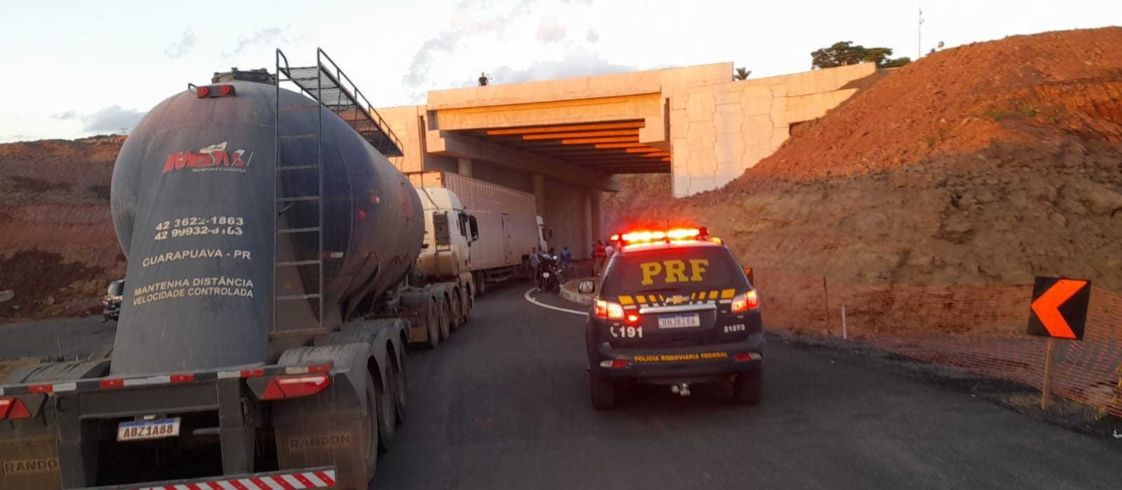 Trabalhadores do Contorno de Jandaia do Sul fazem protesto e fecham BR-376