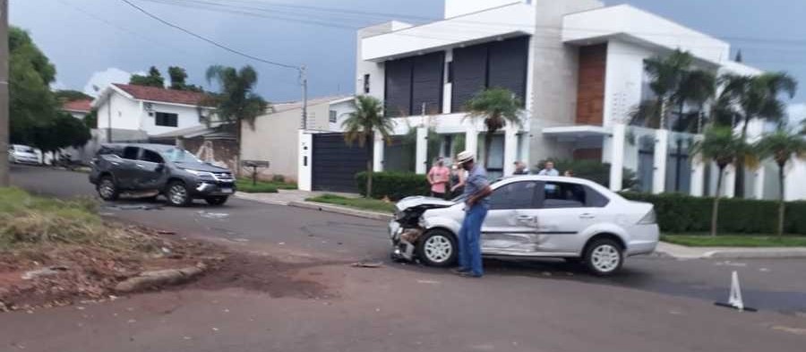 Câmera flagra acidente entre carros que terminou em capotamento, em Maringá