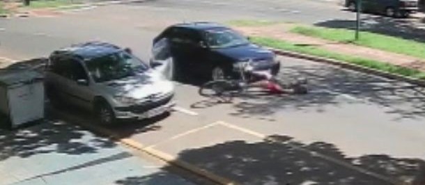 Ciclista que bateu em porta de carro e foi atropelado está fora de perigo, diz mãe