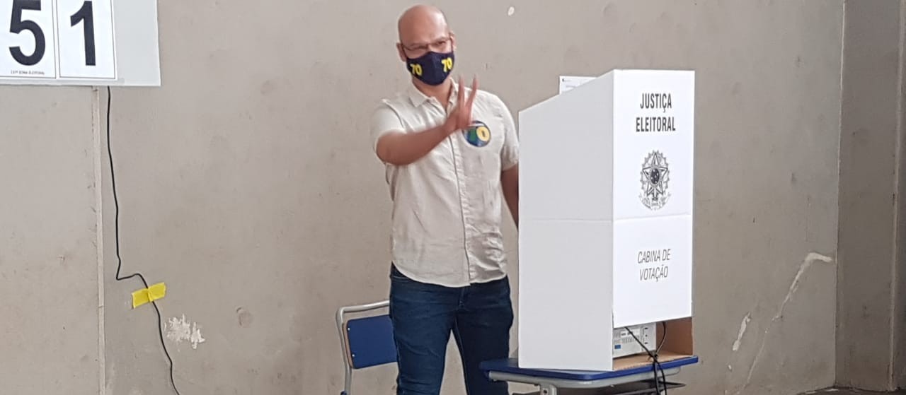 Rogério Calazans vota na Escola Municipal Campos Salles