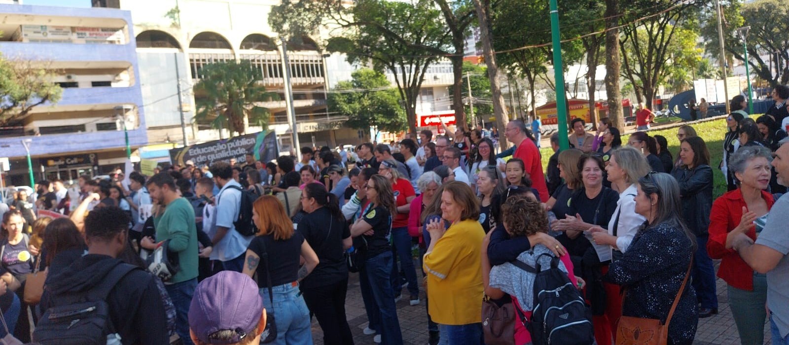 Professores da rede estadual entram em greve 