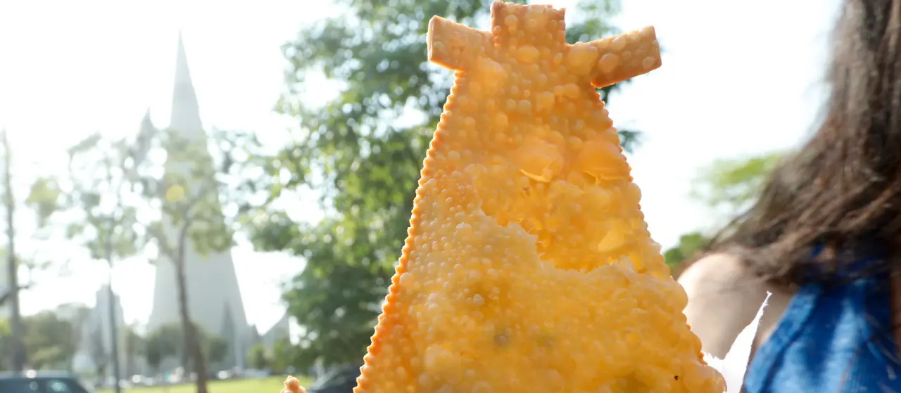 Pastel de feira com formato da Catedral faz sucesso em Maringá