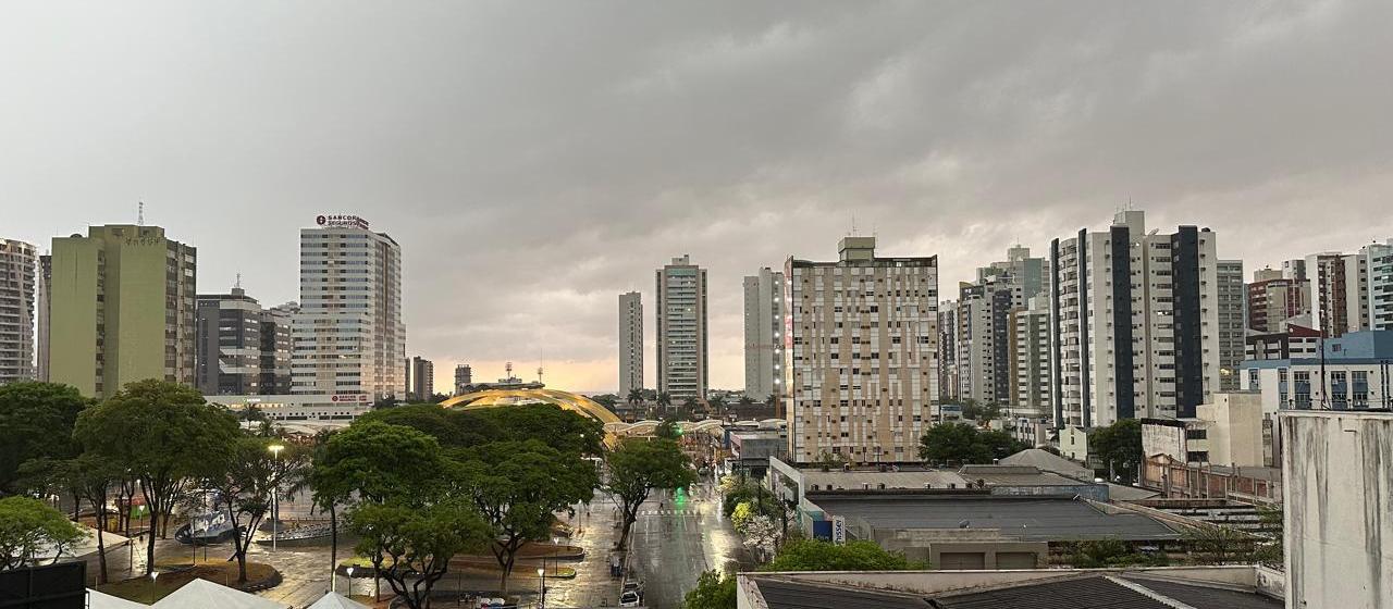Frente fria traz chuva e ventania a Maringá nesta segunda-feira (22)