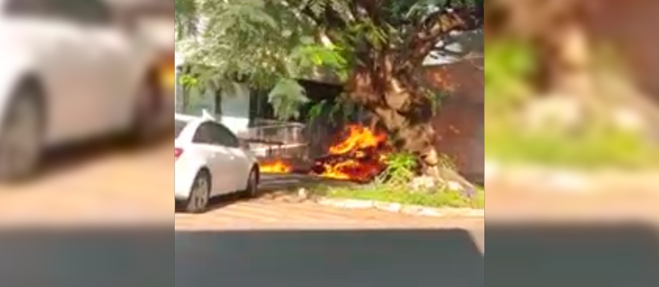 Caçamba pega fogo, chamas se alastram e atingem carro estacionado na Avenida Mauá