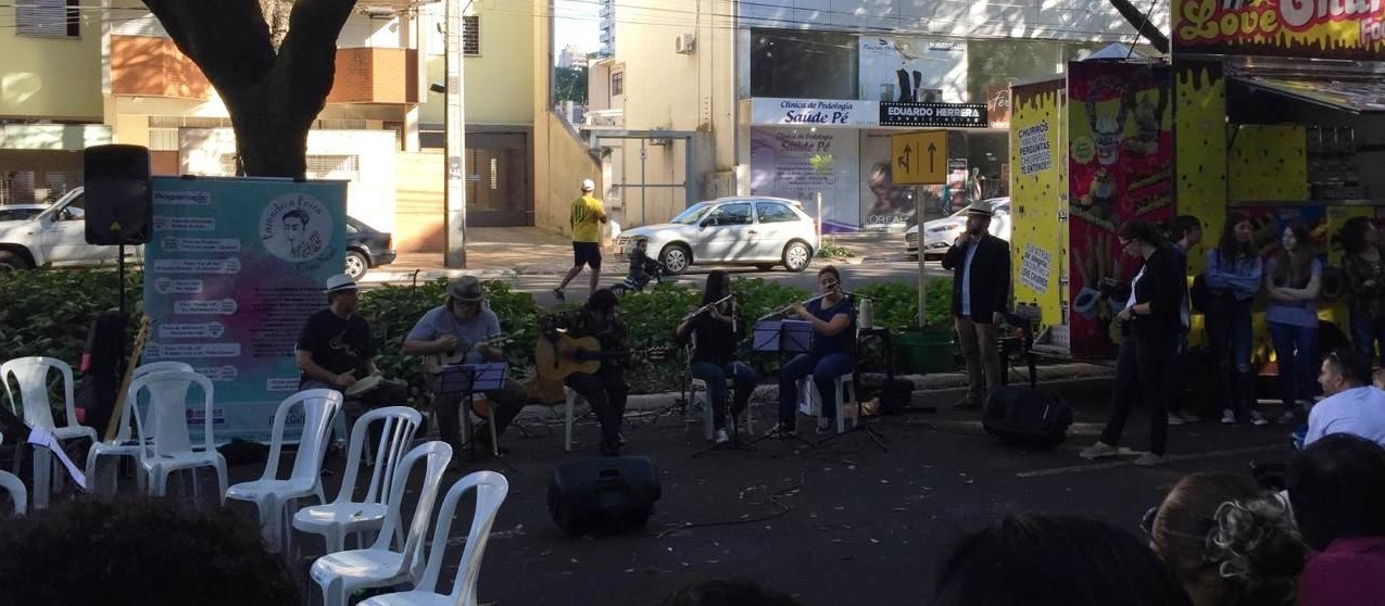 Músicos se apresentam no Parque do Ingá