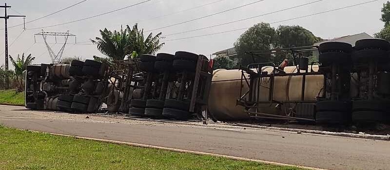 Carreta carregada com diesel tomba no Contorno Sul de Maringá