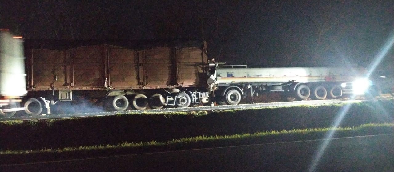 Motorista morre em cabine prensada após bater em traseira de carreta