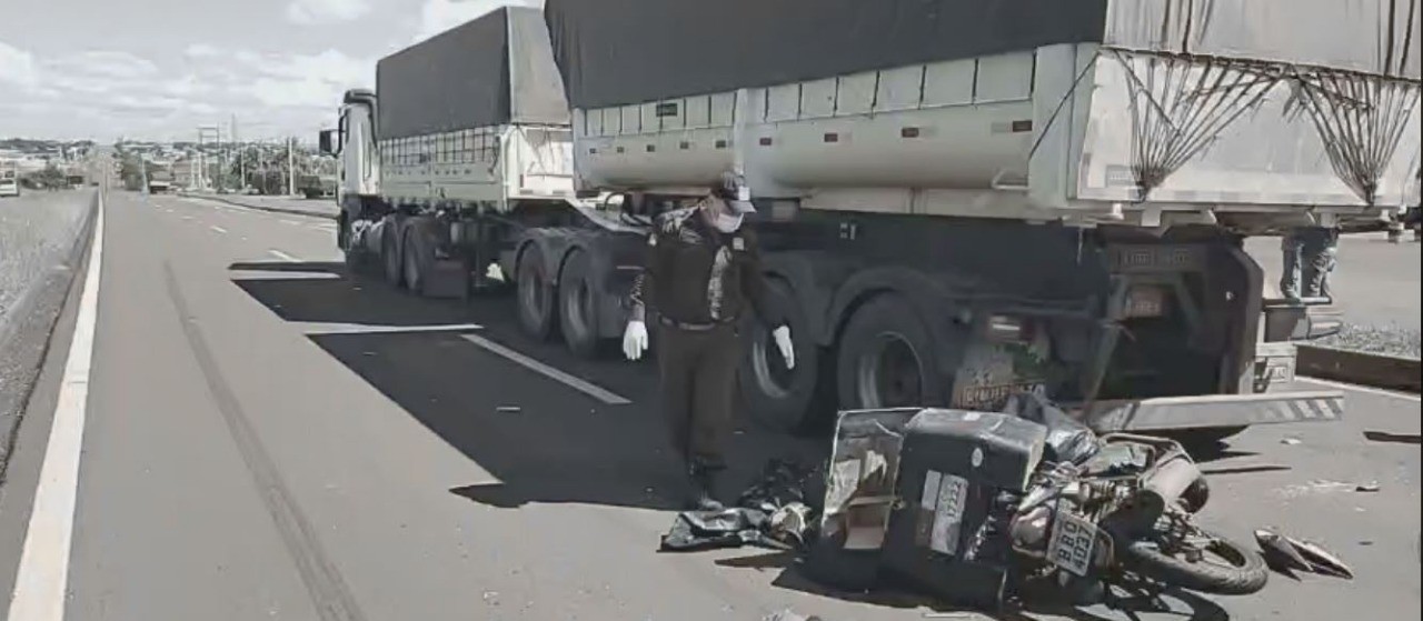 Motociclista morre depois de colidir em caminhão na BR-376