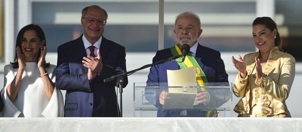 Emocionado, Lula toma posse e promete combate à desigualdade brasileira