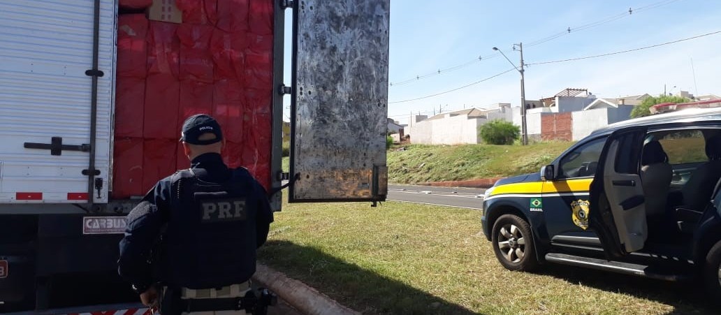 PRF apreende aproximadamente 400 mil maços de cigarros