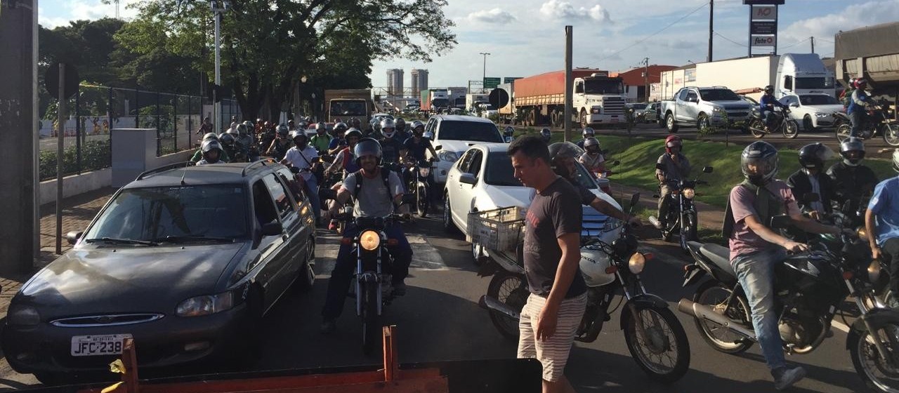 Protesto contra fechamento de cruzamentos interdita Av. Colombo