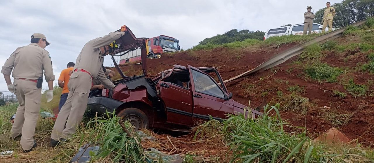 Veículo capota no entroncamento da PR-317 com a PR-323, em Maringá