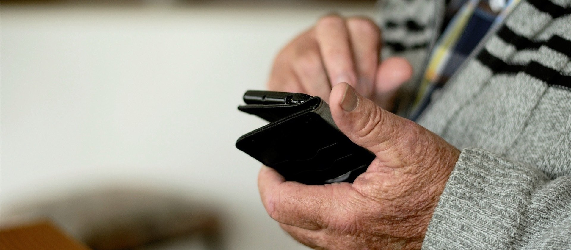 Jovens católicos ensinam idosos a utilizar o aparelho celular